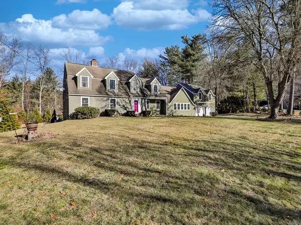 207 Oak Ridge Rd, Plaistow, NH 03865