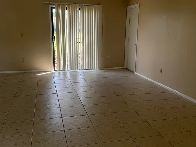 1131 SE Parrish Ct — Photo 2