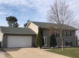 116 S Eastown Mnr, Elkhorn, WI 53121