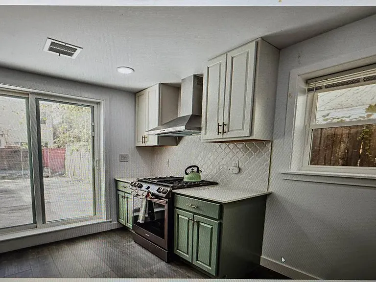 2070 E Dauphin St — Photo 4