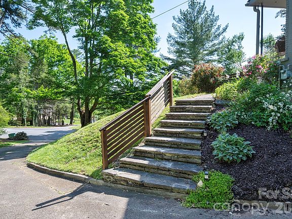 3rd image of 301 Stratford Rd