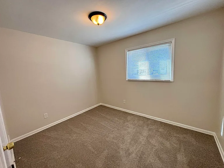 21840 Weller Ave — Photo 10