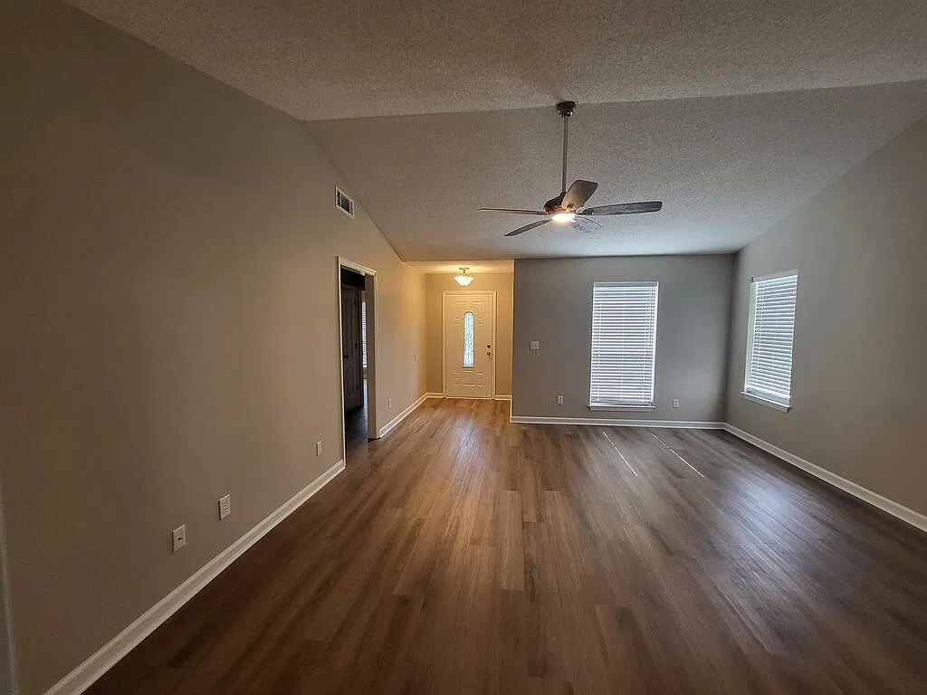 3 bed, 1254 sqft, $1,950 — Photo 2