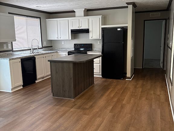 Livingroom into kitchen
