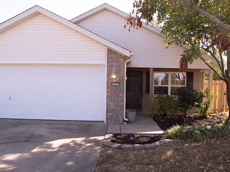 2405 SW Morris St — Photo 1