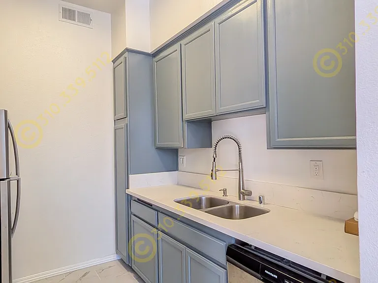 2481 Corinth Ave — Photo 10