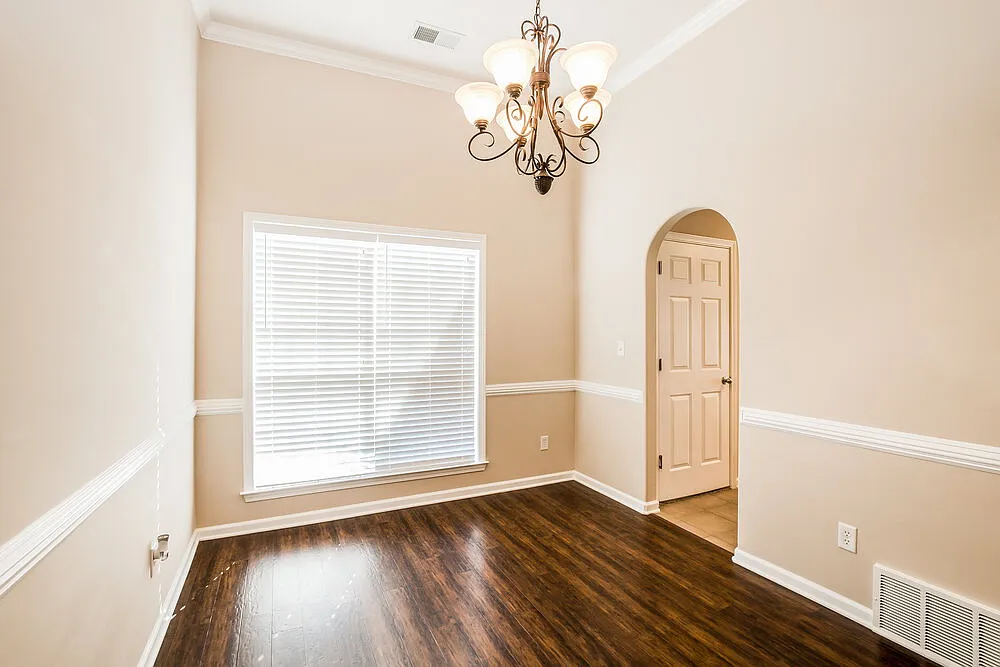 3 bed, 2.0 bath, 2200 sqft, $2,315 — Photo 4
