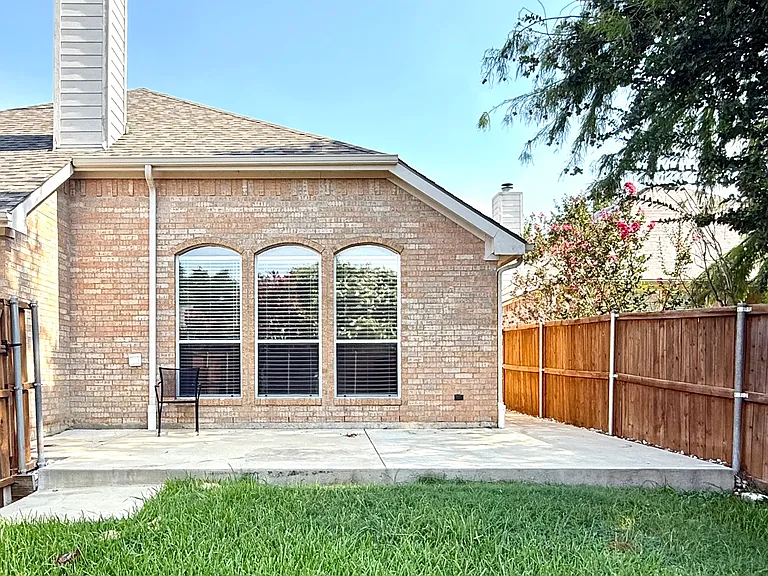 2075 Garden Crest Dr — Photo 17
