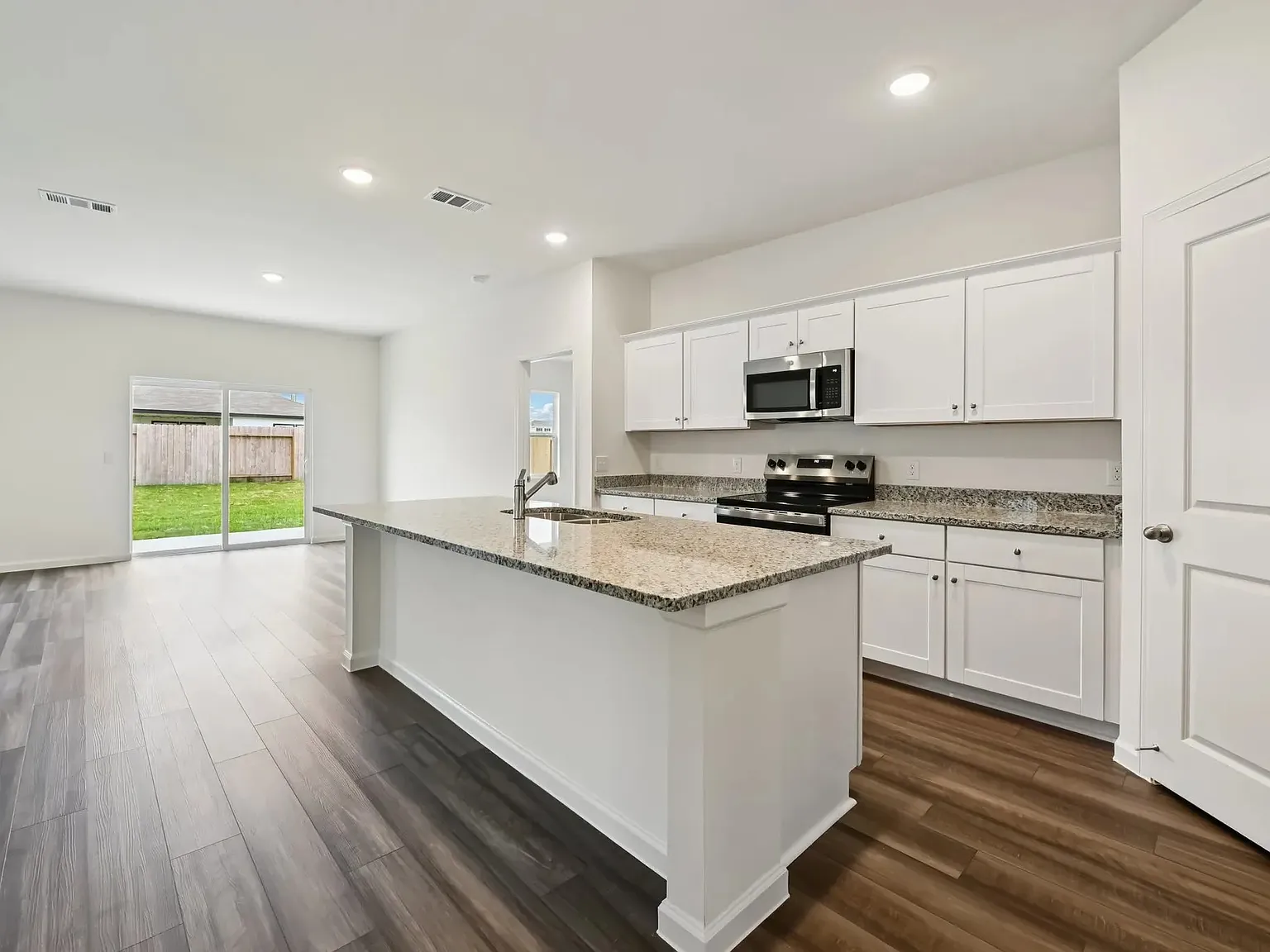 4 bed, 1882 sqft, $2,649 — Photo 2