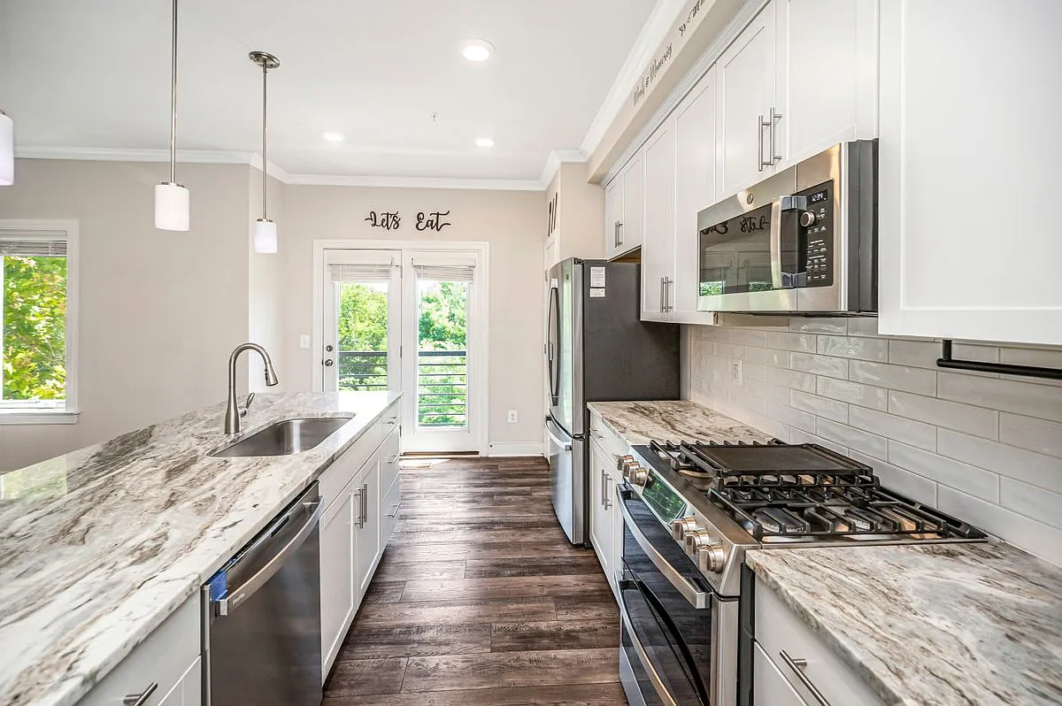 3 bed, 4.0 bath, 2226 sqft, $3,250 — Photo 4