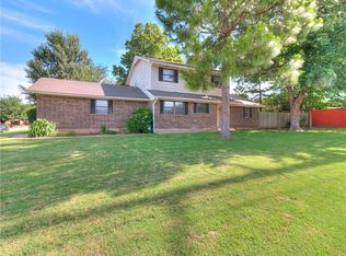 1031 SE 4th St, Moore, OK 73160