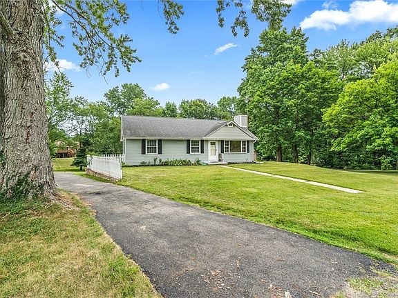 3rd image of 1170 Meadow Dr
