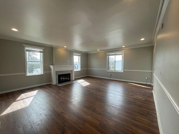 3rd image of 2228 N Astor St #5