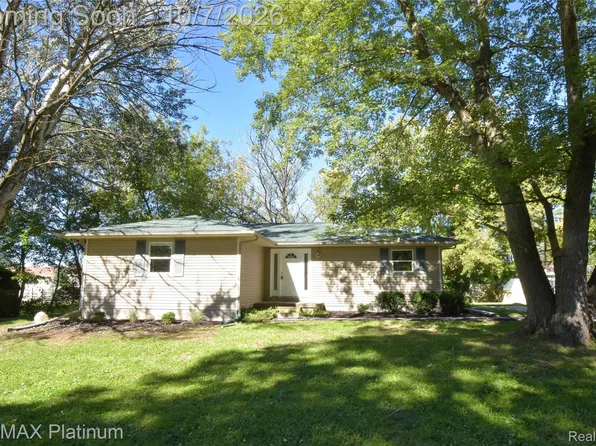 2471 Moore Pl, Howell, MI 48843