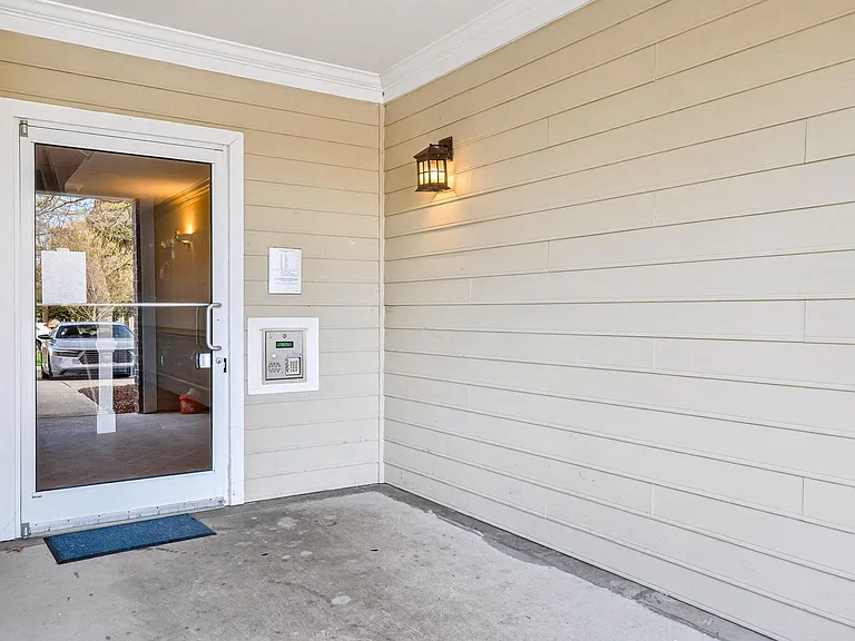 423 Waterford Lake Dr — Photo 2