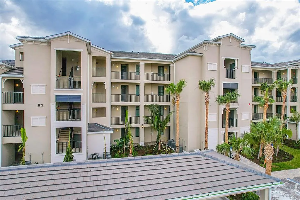 2 bed, 2.0 bath, 1121 sqft, $2,100 — Photo 2