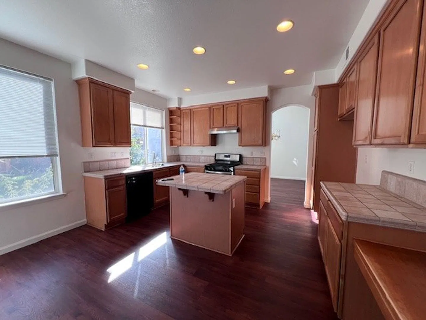 Spacious Elk Grove Home with fresh paint, laminate flooring and close to schools and parks. — Photo 3