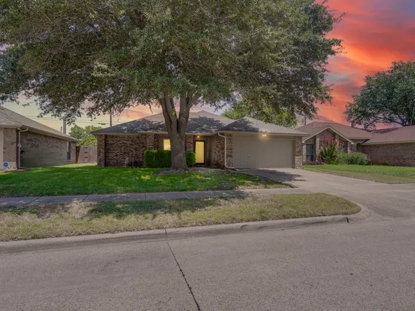 804 Simon Dr, Cedar Hill, TX 75104