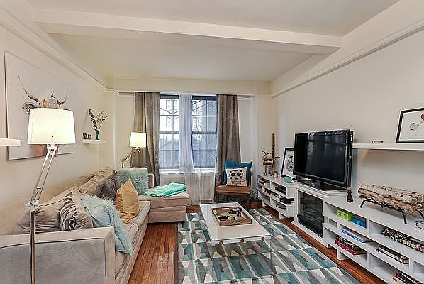 1st image of 50 W 72nd St APT 302