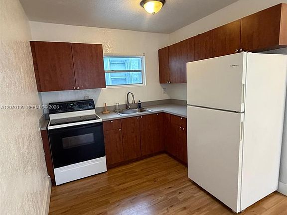 5th image of 127 NW 47th Ter APT 2