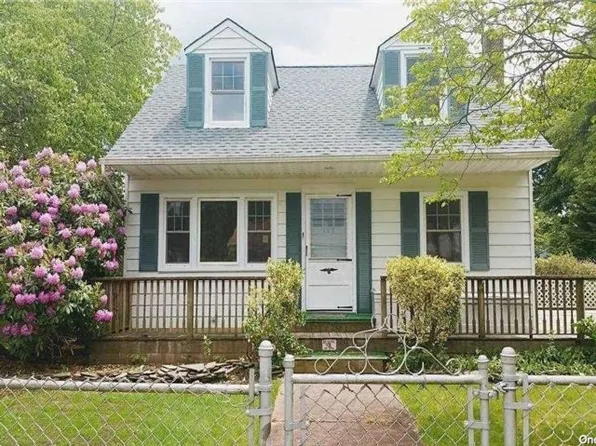 126 Russell Rd, Oakdale, NY 11769