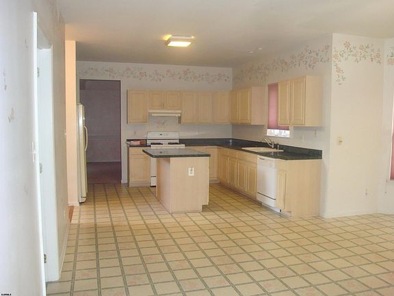 4th image of 20 Devon Dr