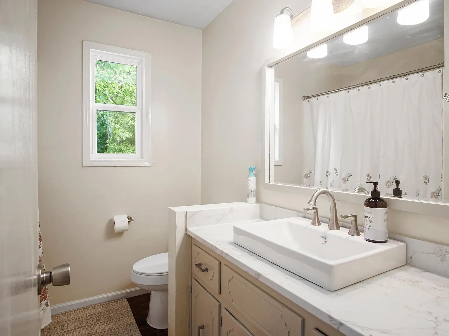 3 bed, 1352 sqft, $2,300 — Photo 4