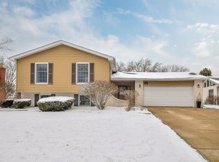 1926 Cheshire Ln, Wheaton, IL 60189
