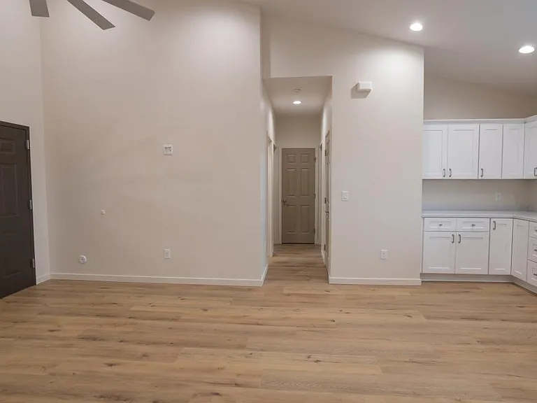 725 W 6th St S — Photo 1