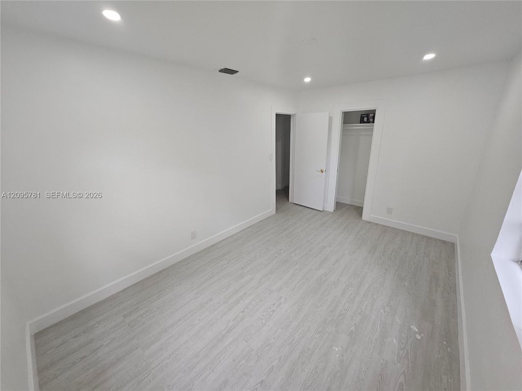 700 NE 7th St, photo 9