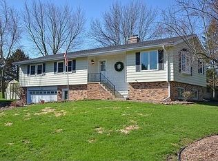 2827 Robin Cir, Hartford, WI 53027