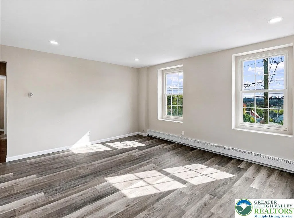 2 bed, 1.0 bath, 658 sqft, $1,600 — Photo 3