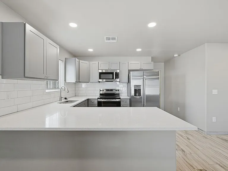 1834 E. 7th St. — Photo 10