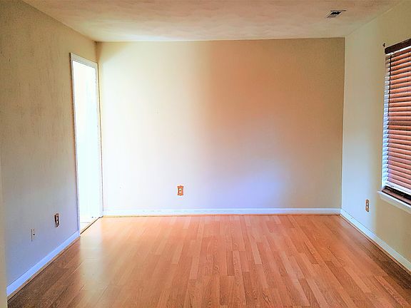 LARGE LIVING ROOM