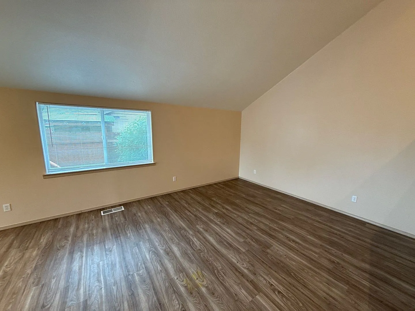 3 bed, 2.0 bath, 1400 sqft, $2,145 — Photo 3