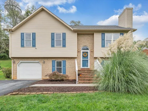 105 Maple Ave, Troutville, VA 24175