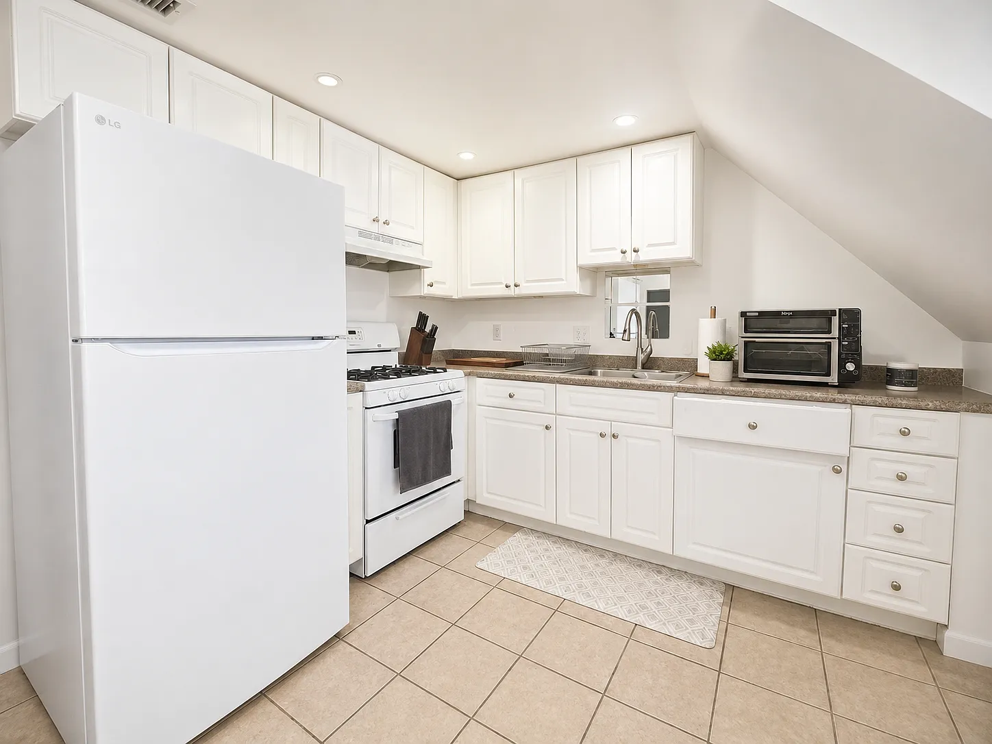 2 bed, 9999 sqft, $2,500 — Photo 3