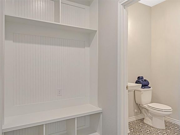 4th image of 111 Crossroads Cir