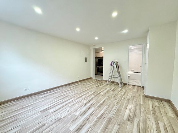4th image of 142-27 Barclay Ave #103