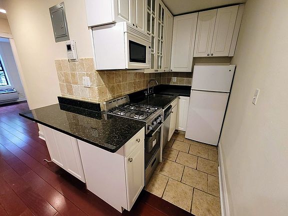 4th image of 135 E 17th St APT 3C