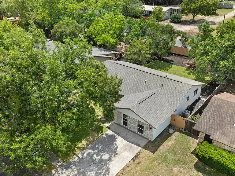 1111 Spearson Ln — Photo 3