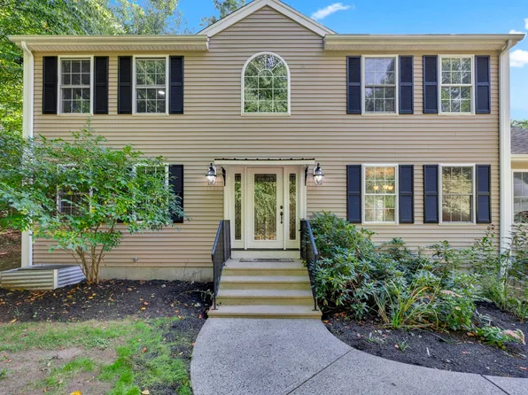 65 Charlton Rd, Dudley, MA 01571