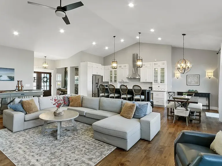 1175 La Salle Ct — Photo 2