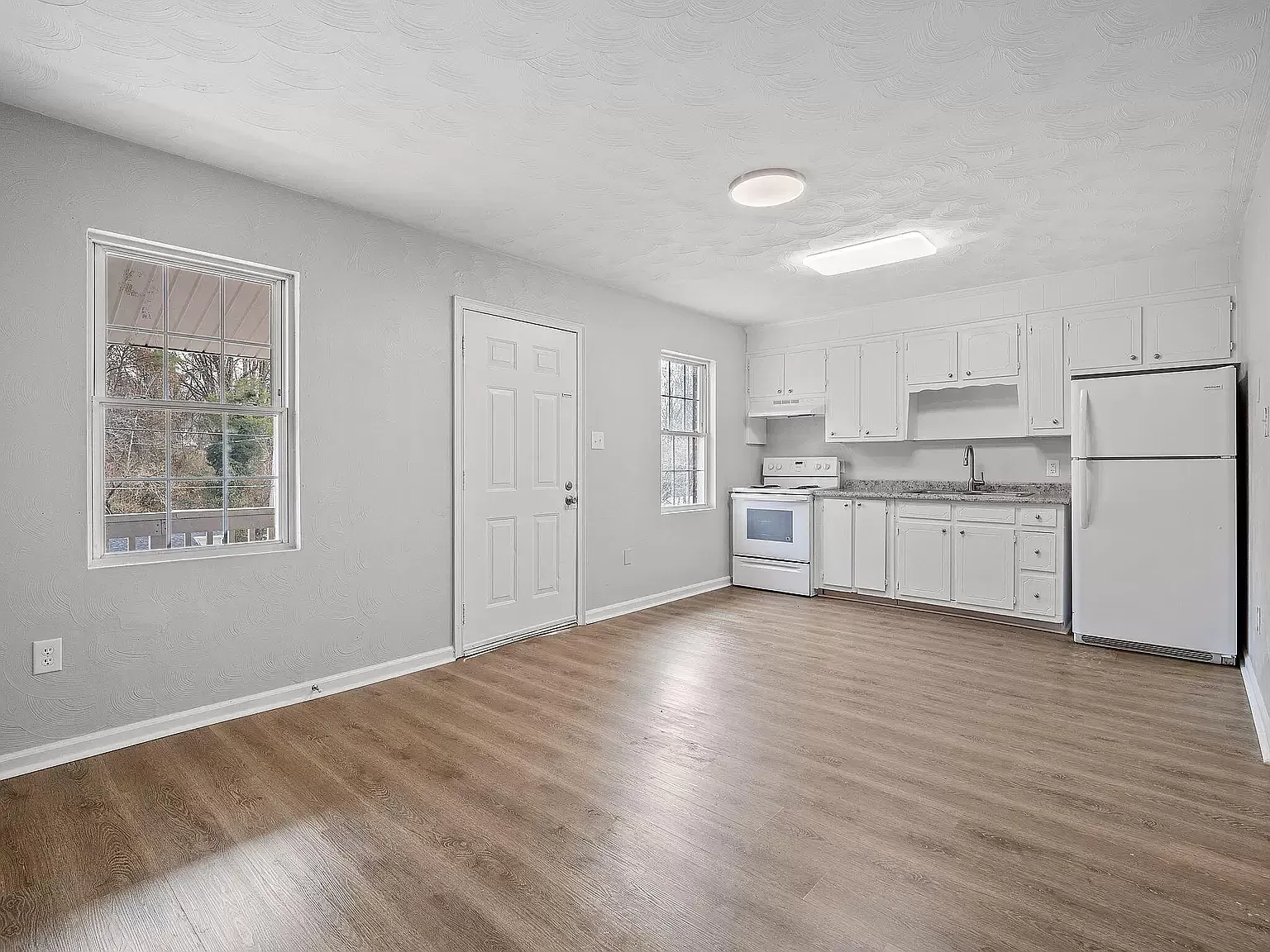 3 bed, 1.0 bath, 790 sqft, $975 — Photo 2
