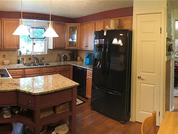 4th image of 561 Carolyn Dr