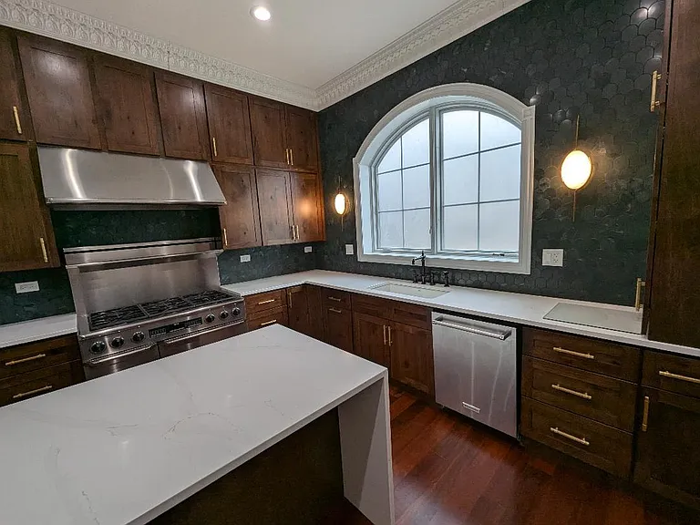 2150 W Monroe St — Photo 34