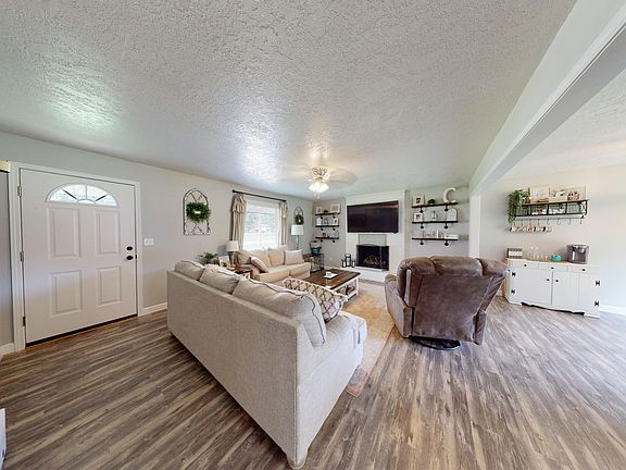 3rd image of 166 Jo Cir