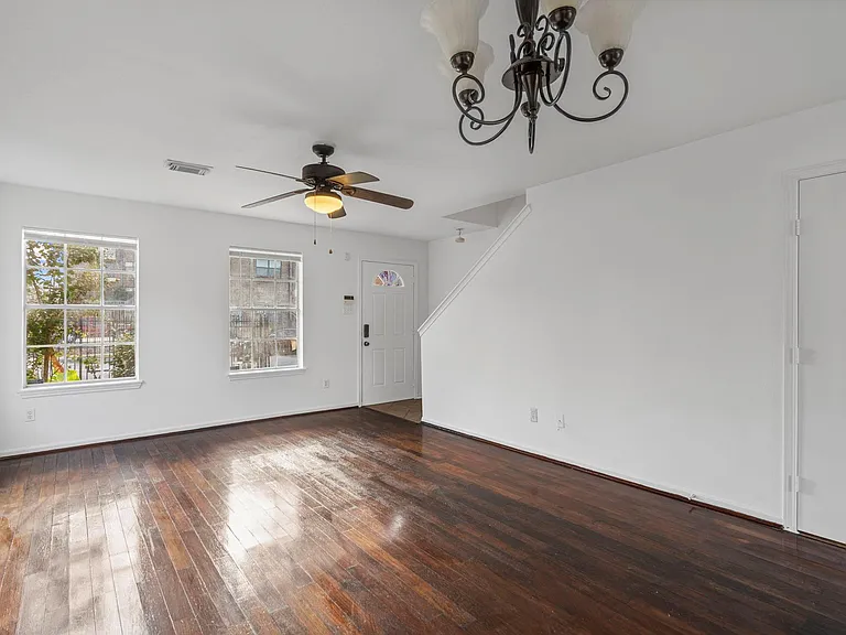 2106 Nettleton St — Photo 3