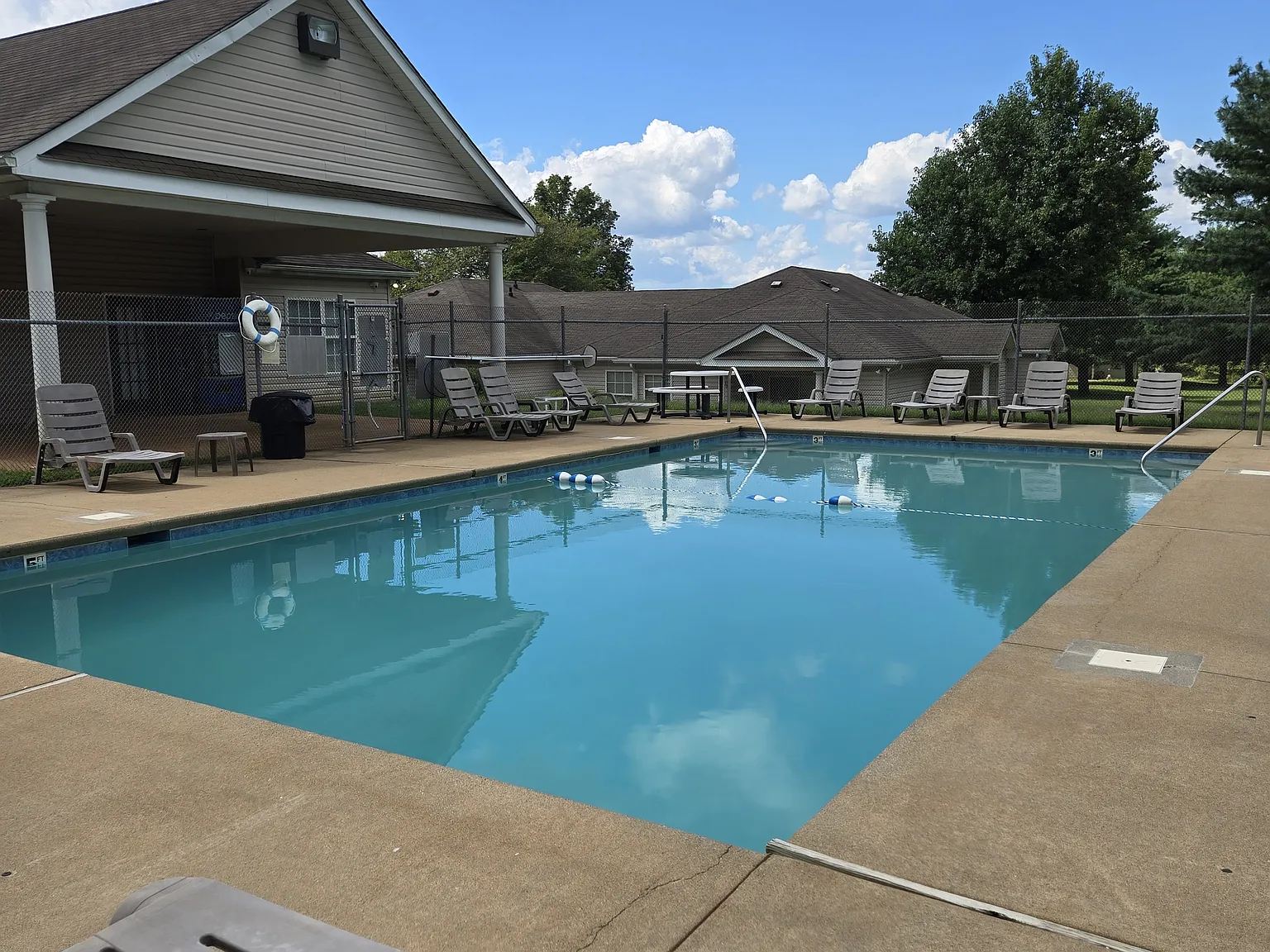 Oakbrook Terrace Apartments — Photo 4