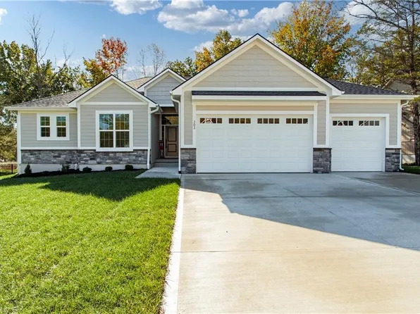 303 SW 17th St, Oak Grove, MO 64075